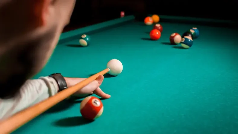 Memukul Bola Billiard